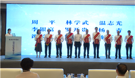 德勝釩鈦公司及董事長(zhǎng)周平分獲“沙灣區(qū)優(yōu)秀民營(yíng)企業(yè)”、“沙灣區(qū)優(yōu)秀民營(yíng)企業(yè)家”榮譽(yù)